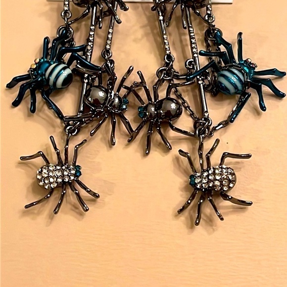 Brand New Betsey Johnson Dangly Spider Drop Earrings Halloween Glow in the Dark - Picture 5 of 15